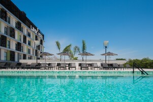 Piscina externa, funciona das 9h às 18h, espreguiçadeiras