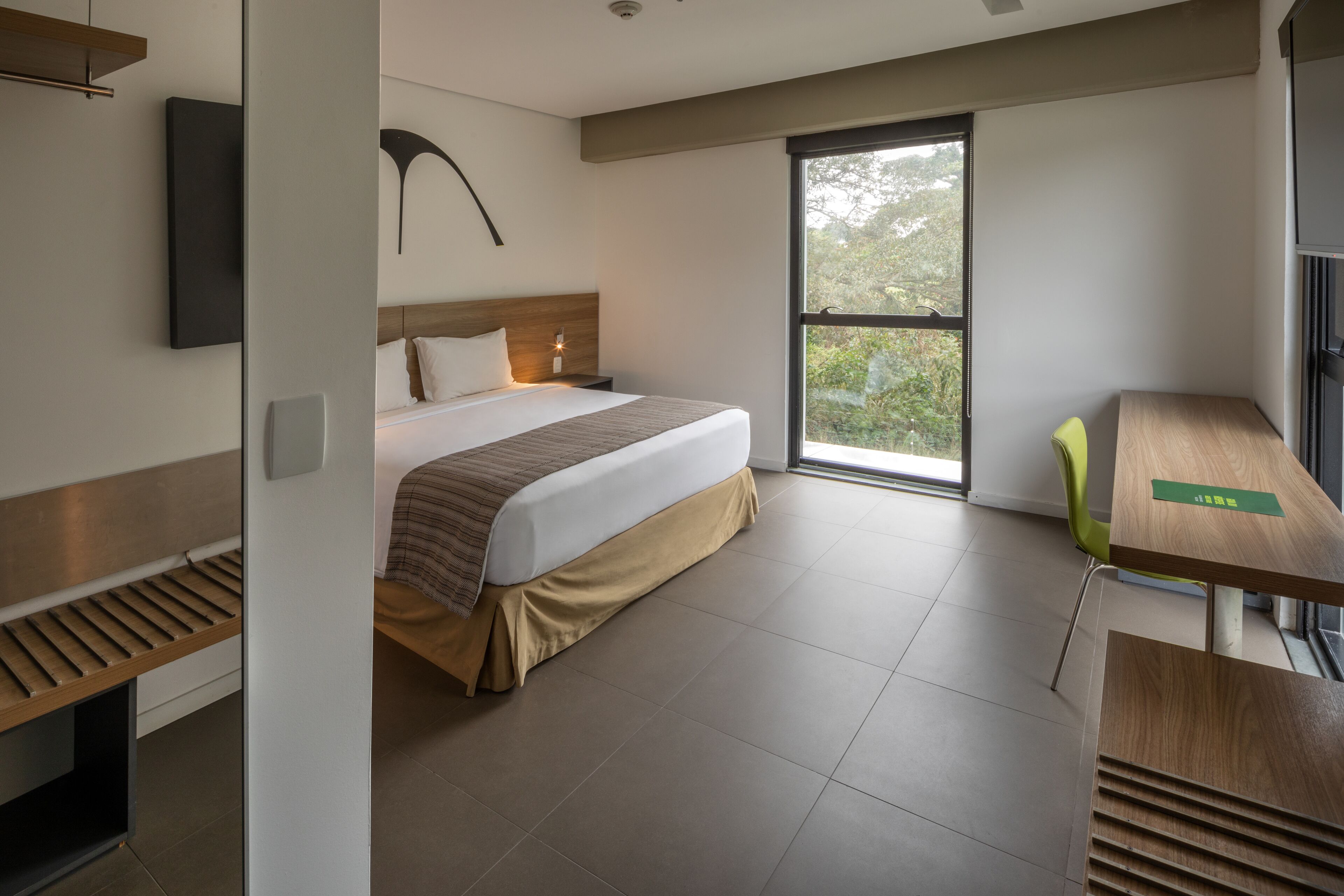 standard double room | 1 bedroom, minibar, in-room safe, blackout curtains