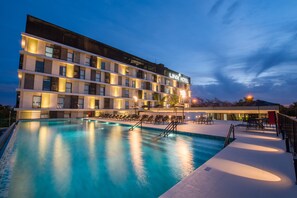 A hotel with a swimming pool, multiple floors, and outdoor seating areas. - Linx Galeão by Wish (Rio de Janeiro)