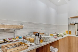 Se ofrece un desayuno bufé todos los días (por un coste adicional)