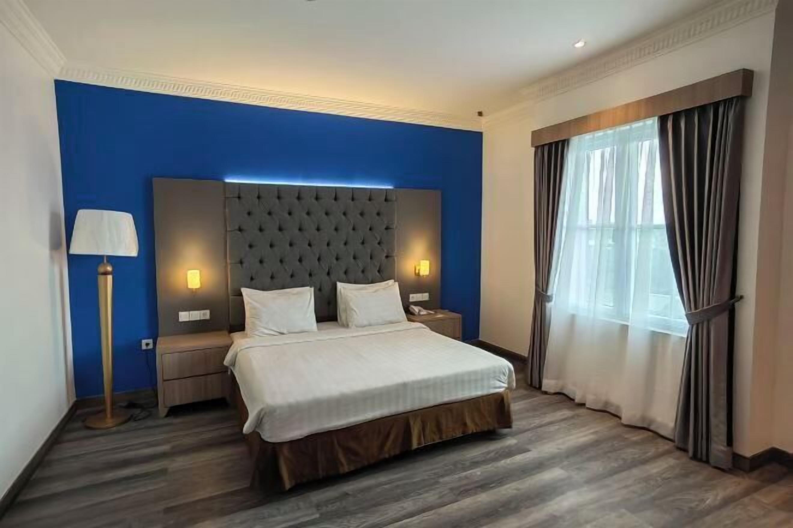 Minibar, coffres-forts dans les chambres, bureau