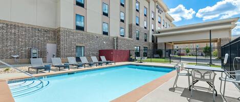 Hồ bơi ngoài trời