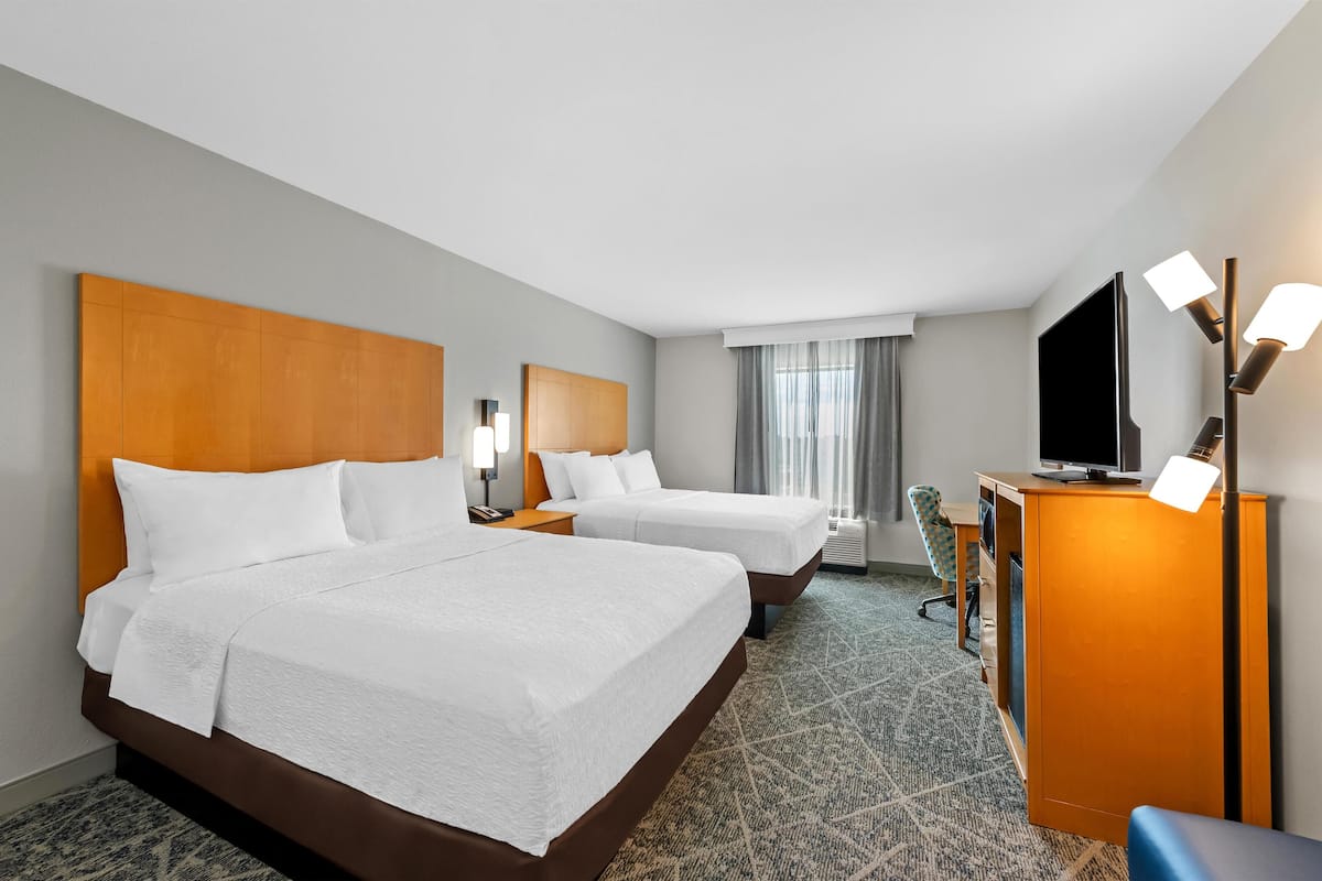 Quarto, 2 camas Queen | Roupas de cama premium, berços grátis