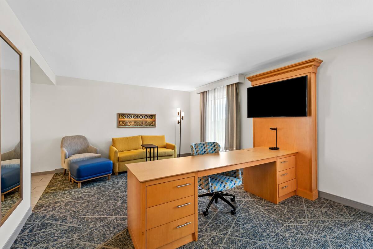 Studio Suite, 1 King Bed | Premium bedding, cribs (free), rollaway beds (surcharge), WiFi (free)