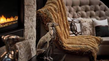 Una sala de estar acogedora con chimenea, un sofá mullido y elementos decorativos.