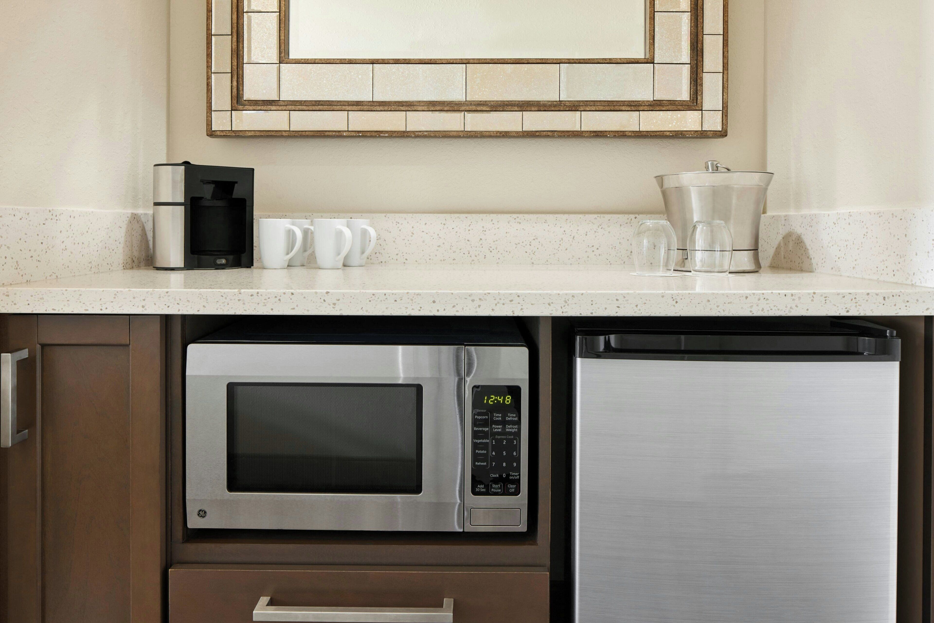 room, 2 queen beds, non smoking | bar (on property)