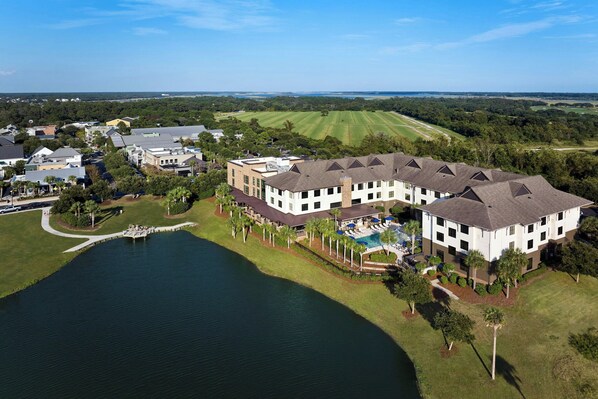 A large, multi-story hotel with a swimming pool, located near a body of water. - Charleston Kiawah Island/Andell Inn (Kiawah Island)