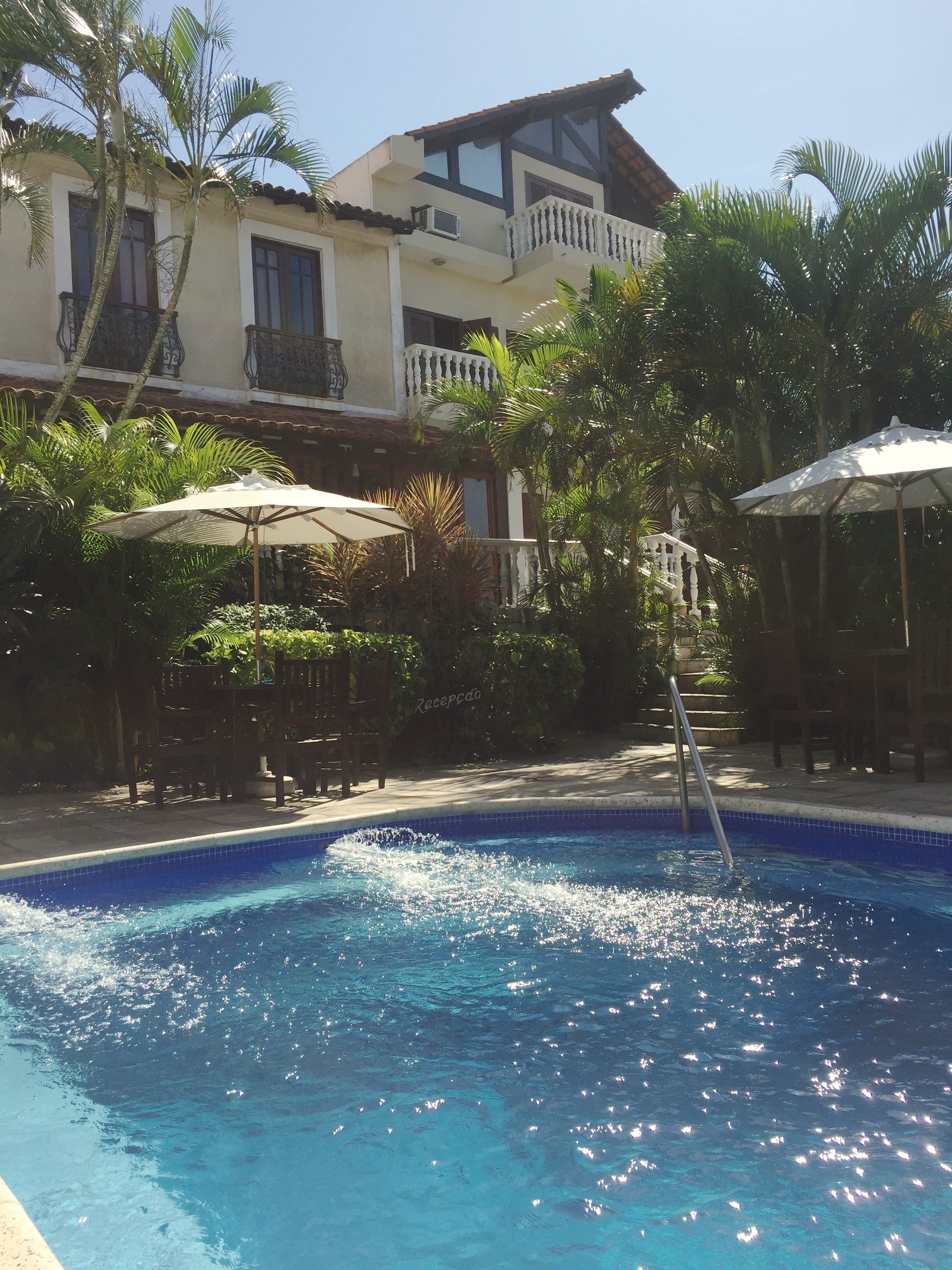 室外游泳池，提供泳池遮陽傘和日光浴躺椅