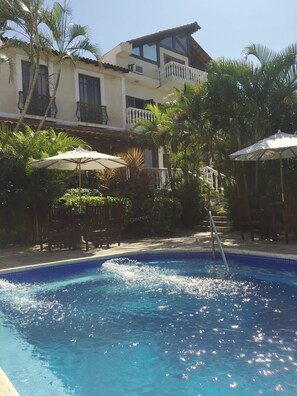 Piscine extérieure, parasols de plage, chaises longues