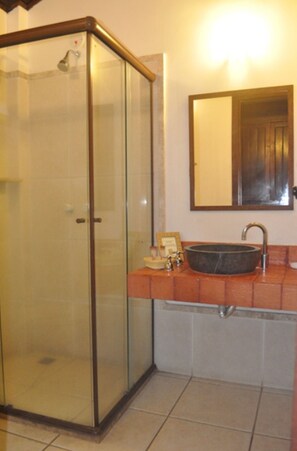 Shower, hair dryer, towels - Pousada Caminho do Sol (Arraial do Cabo)
