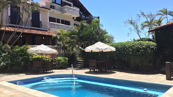 Piscina all'aperto, ombrelloni da piscina, lettini