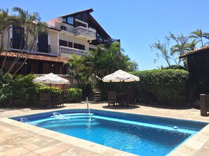Outdoor pool, pool umbrellas, sun loungers - Pousada Caminho do Sol (Arraial do Cabo)