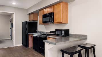 Suite, 1 kamar tidur, akses difabel, Bebas Asap Rokok (Mobility, Roll-in Shower) | Dapur pribadi | Lemari es besar, microwave, kompor, dan mesin pencuci piring
