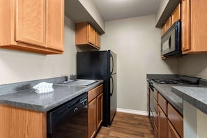 1 bedroom, desk, laptop workspace, iron/ironing board - Eagle's Den Suites Kenedy a Travelodge by Wyndham (Kenedy)