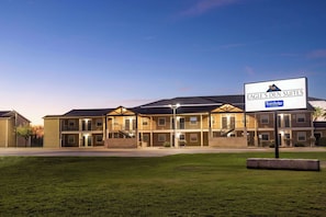 Exterior - Eagle's Den Suites Kenedy a Travelodge by Wyndham (Kenedy)
