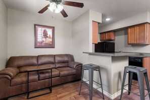 Suite, 1 soverom, ikke-røyk | Oppholdsrom | Flatskjerm-TV