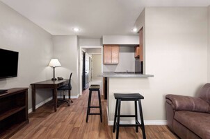 Suíte, 1 quarto, para não fumantes | 1 quarto, escrivaninha, espaço de trabalho para notebook