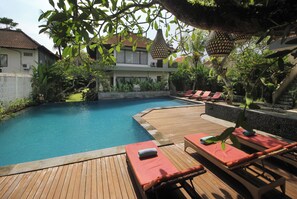 Outdoor pool, pool umbrellas, pool loungers - Putri Ayu Cottages (Ubud)