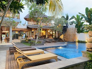 Outdoor pool, pool umbrellas, sun loungers - Putri Ayu Cottages (Ubud)