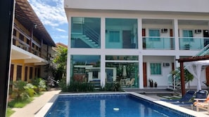 Una piscina al aire libre