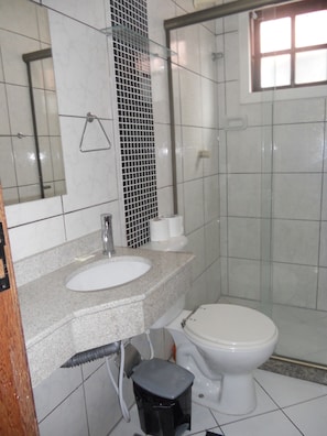 Standard Room | Bathroom | Shower, rainfall showerhead, towels - Pousada Caminho Do Mar (Cabo Frio)