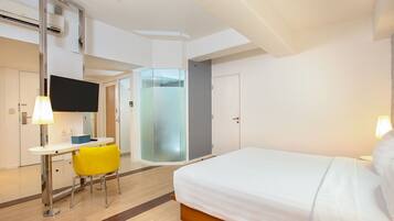 Executive Room | In-room safe, desk, laptop workspace, iron/ironing board