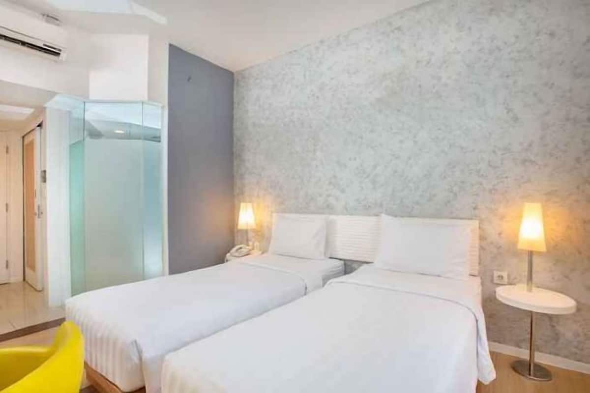 Een kluis op de kamer, een bureau, een laptopwerkplek