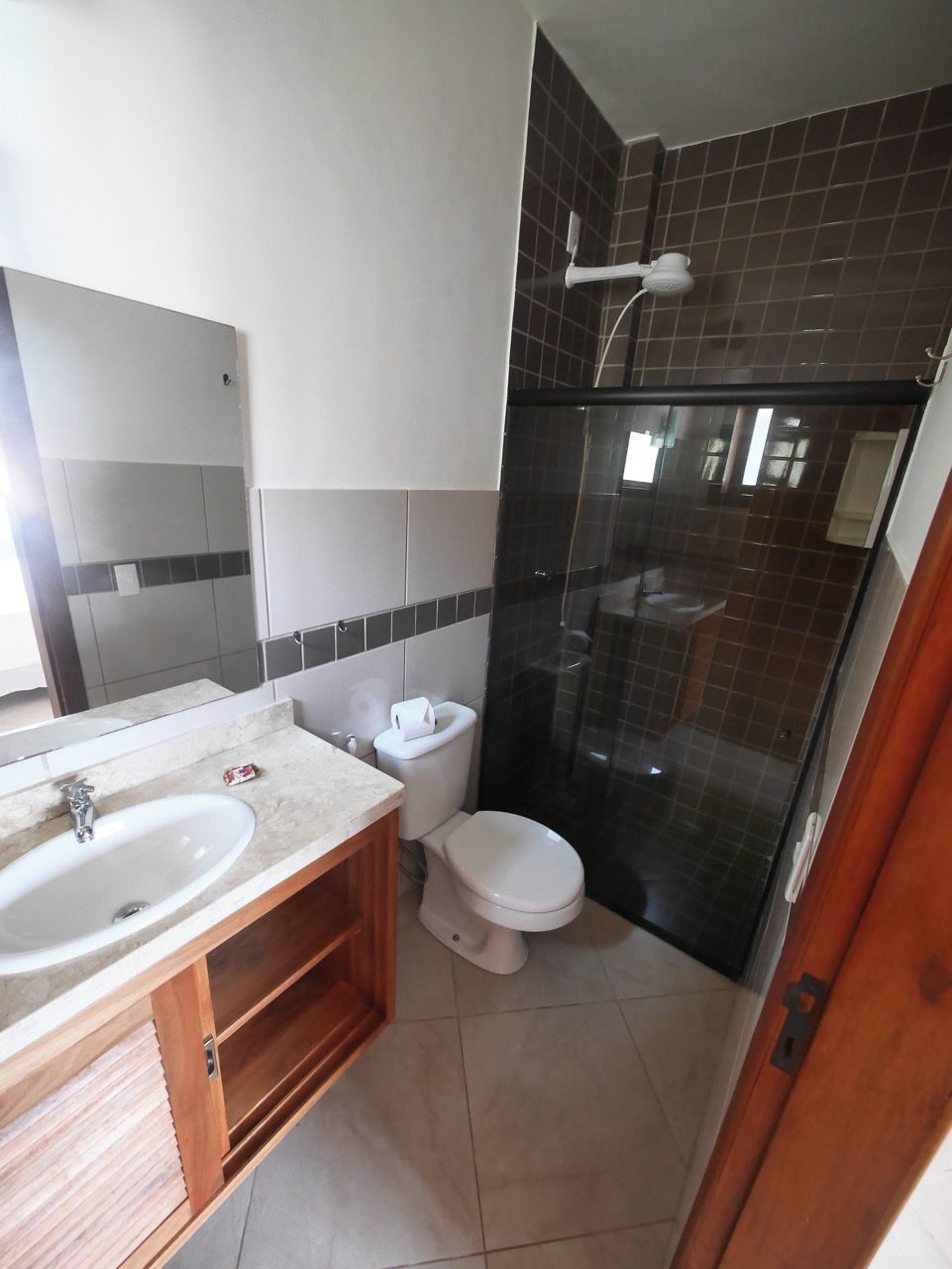Ein Badezimmer mit Waschbecken, Toilette und Duschbereich.