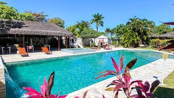 AuĂenpool, Sonnenschirme, LiegestĂŒhle