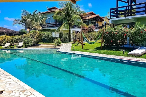 Kolam renang terbuka, payung kolam, kerusi lepak pantai