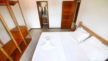 Quarto com estrutura de cama de madeira, escada de madeira e guarda-roupa de madeira.