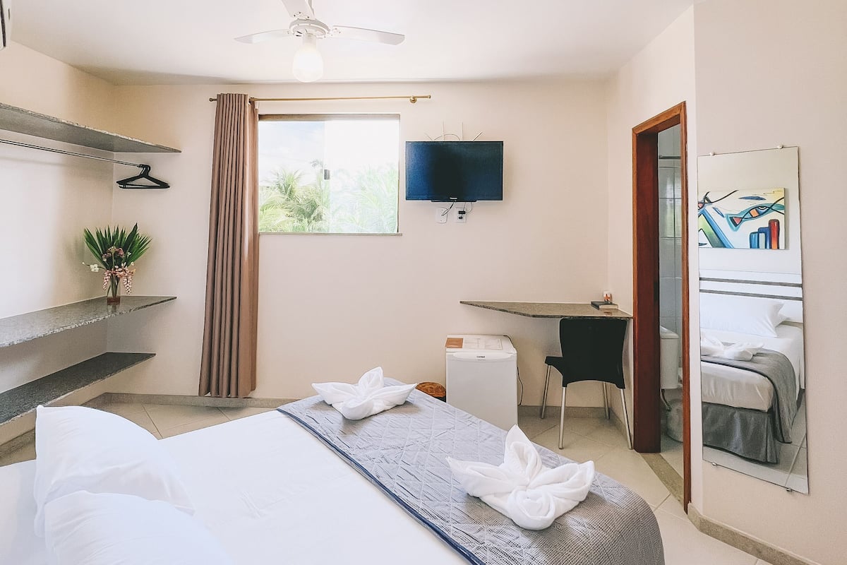 Minibar, värdeförvaringsskåp på rummet och mörkläggningsgardiner