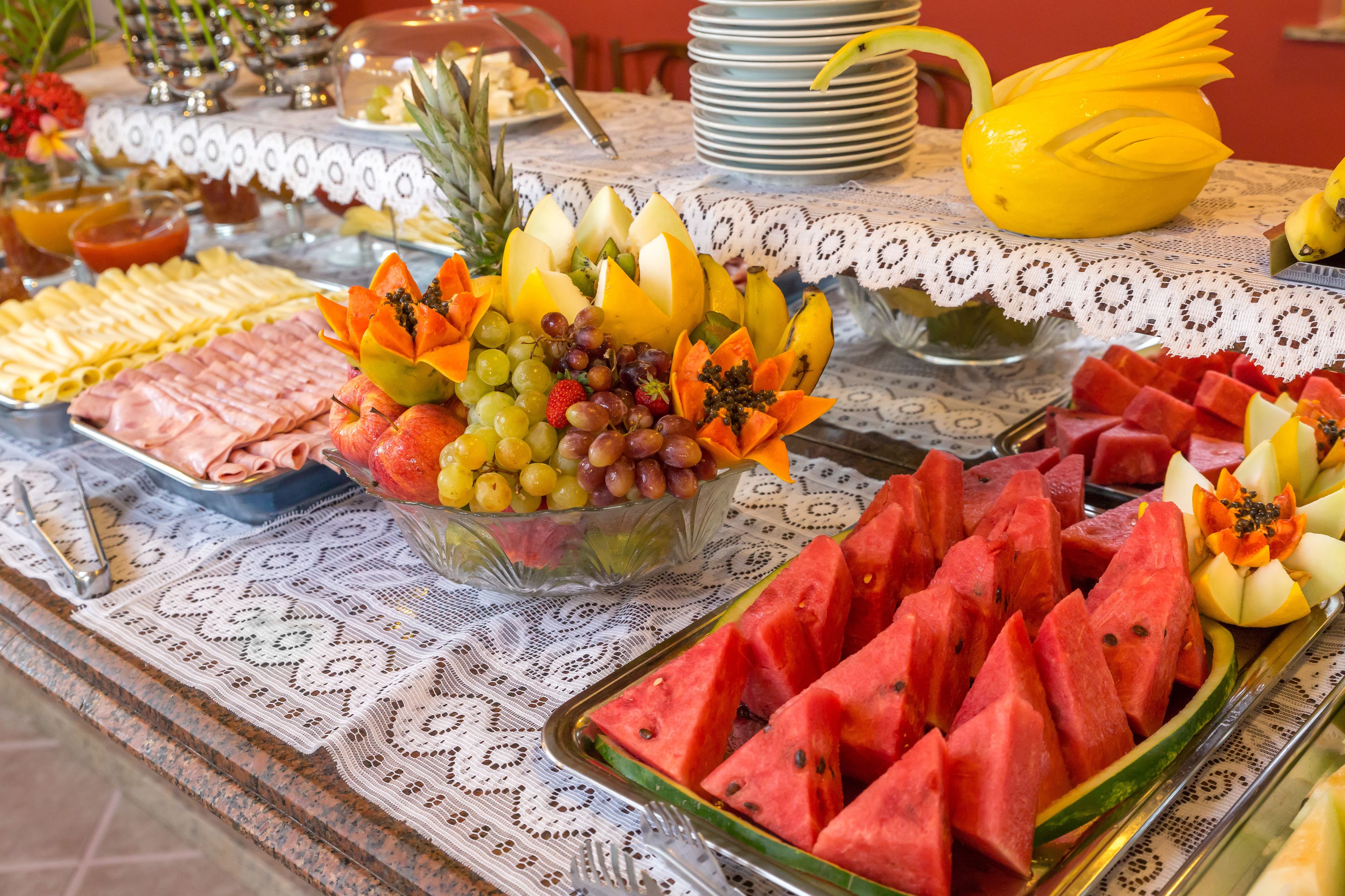 Ein reichhaltiges Buffet mit verschiedenen Früchten, Käsesorten und Fleischwaren.