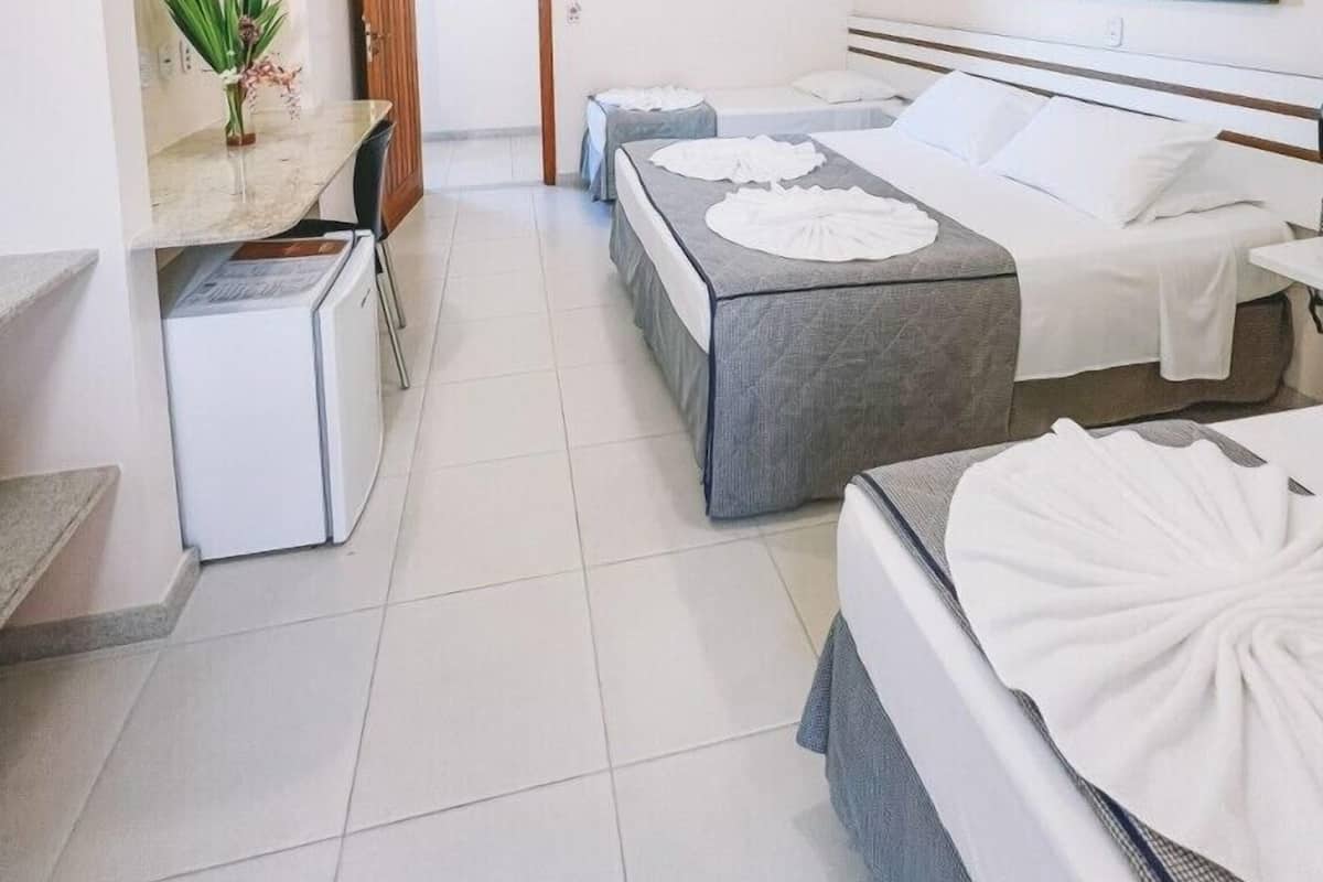 Deluxe vierpersoonskamer | Een minibar, een kluis op de kamer, verduisterende gordijnen