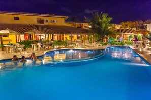 室外游泳池，09:00 至 20:00 开放，池畔遮阳伞，日光浴躺椅