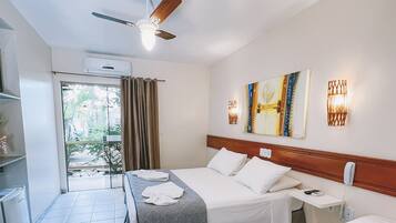 Minibar, pengeskab på værelset, mørklægningsgardiner, gratis Wi-Fi