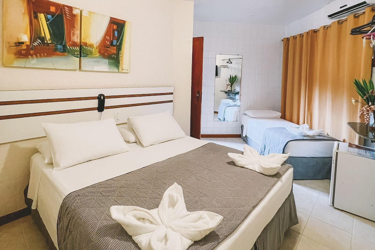 Minibar, värdeförvaringsskåp på rummet och mörkläggningsgardiner