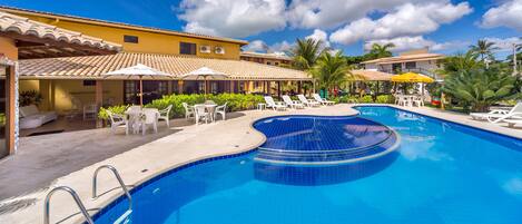 Kolam renang outdoor, dengan payung kolam renang dan kursi berjemur