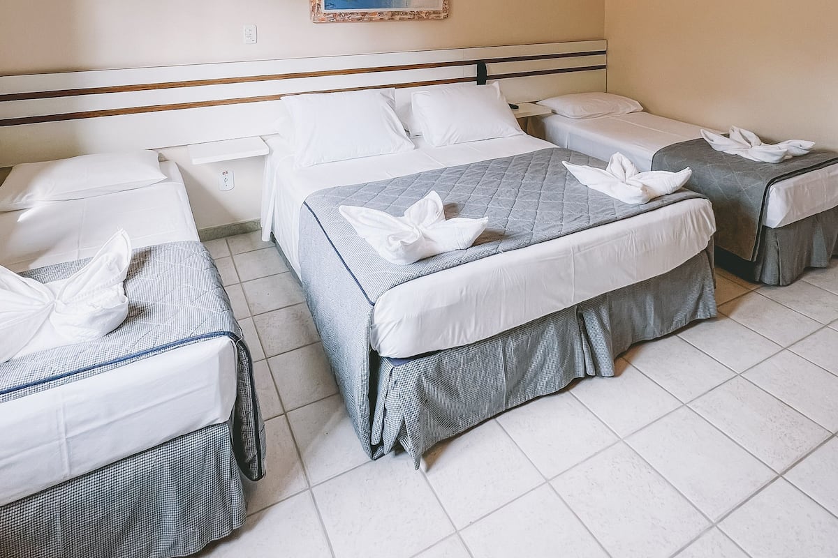Economy vierpersoonskamer | Een minibar, een kluis op de kamer, verduisterende gordijnen