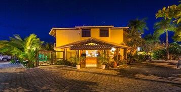 Majoituspaikan julkisivu illalla/yöllä