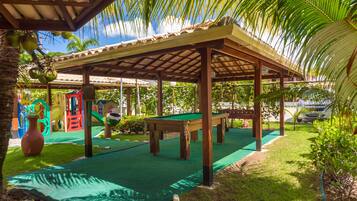 Udendørs pool, åben fra kl. 09.00 til kl. 20.00, parasoller, liggestole