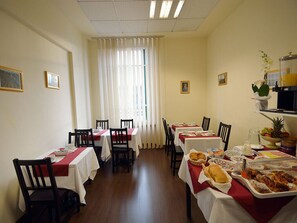 Petit déjeuner buffet (8 EUR par personne)