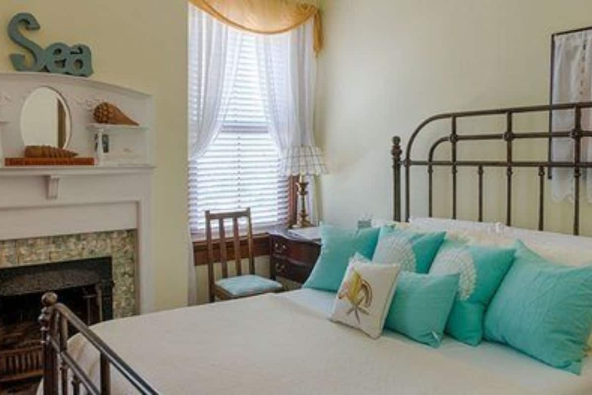 Deluxe Double Room Single Use, 1 Queen Bed, Private Bathroom