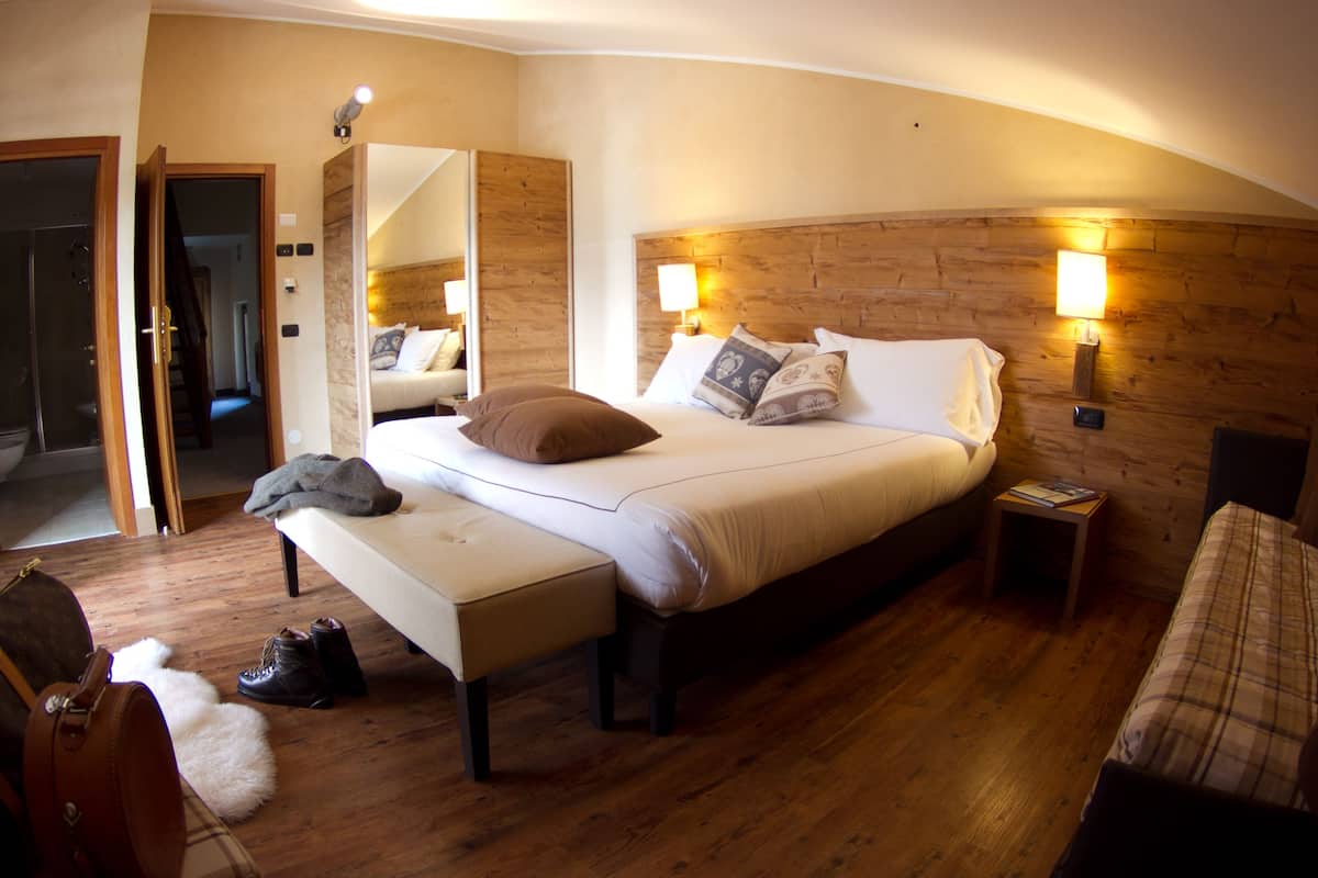Triple Room | Hypo-allergenic bedding available, minibar, in-room safe
