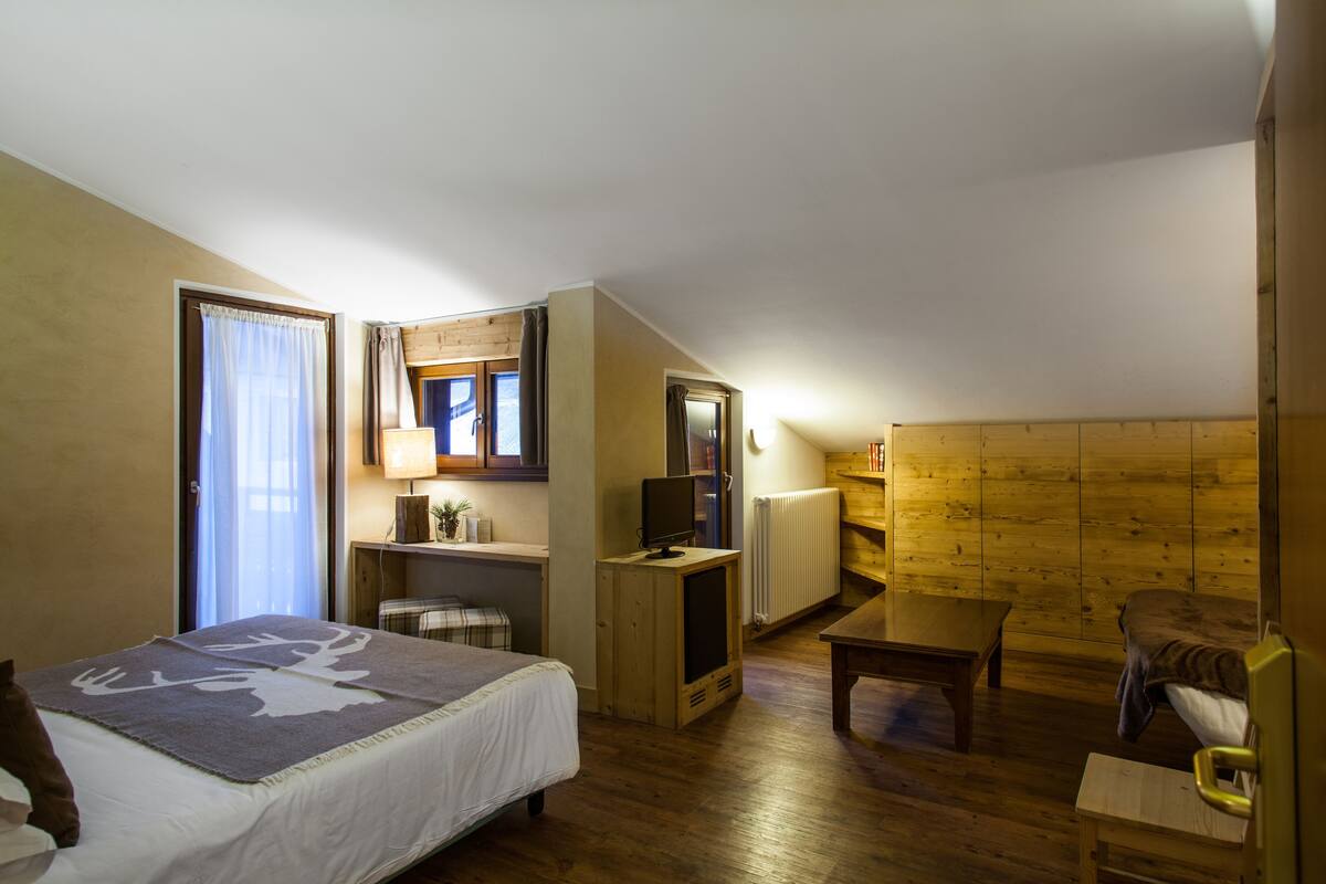 Quadruple Room | Hypo-allergenic bedding available, minibar, in-room safe