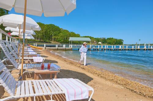 Privat strand, solsenger, parasoller og strandhåndklær