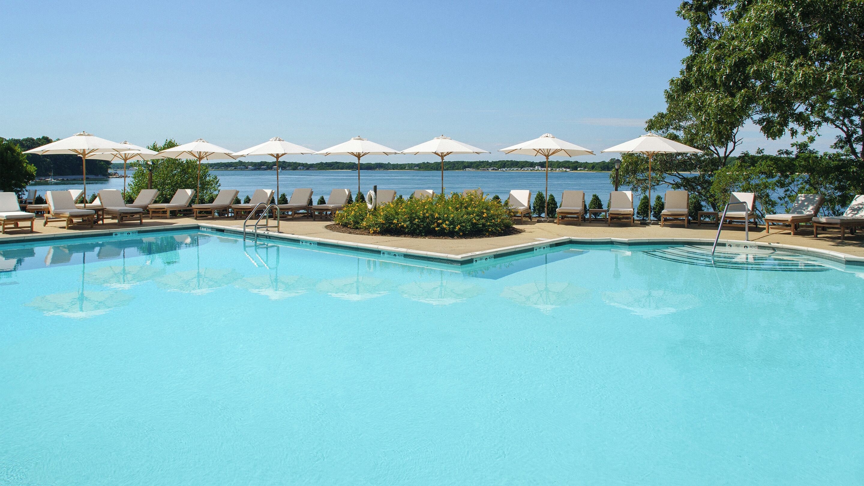 季节性开放的室外游泳池，池畔遮阳伞，日光浴躺椅