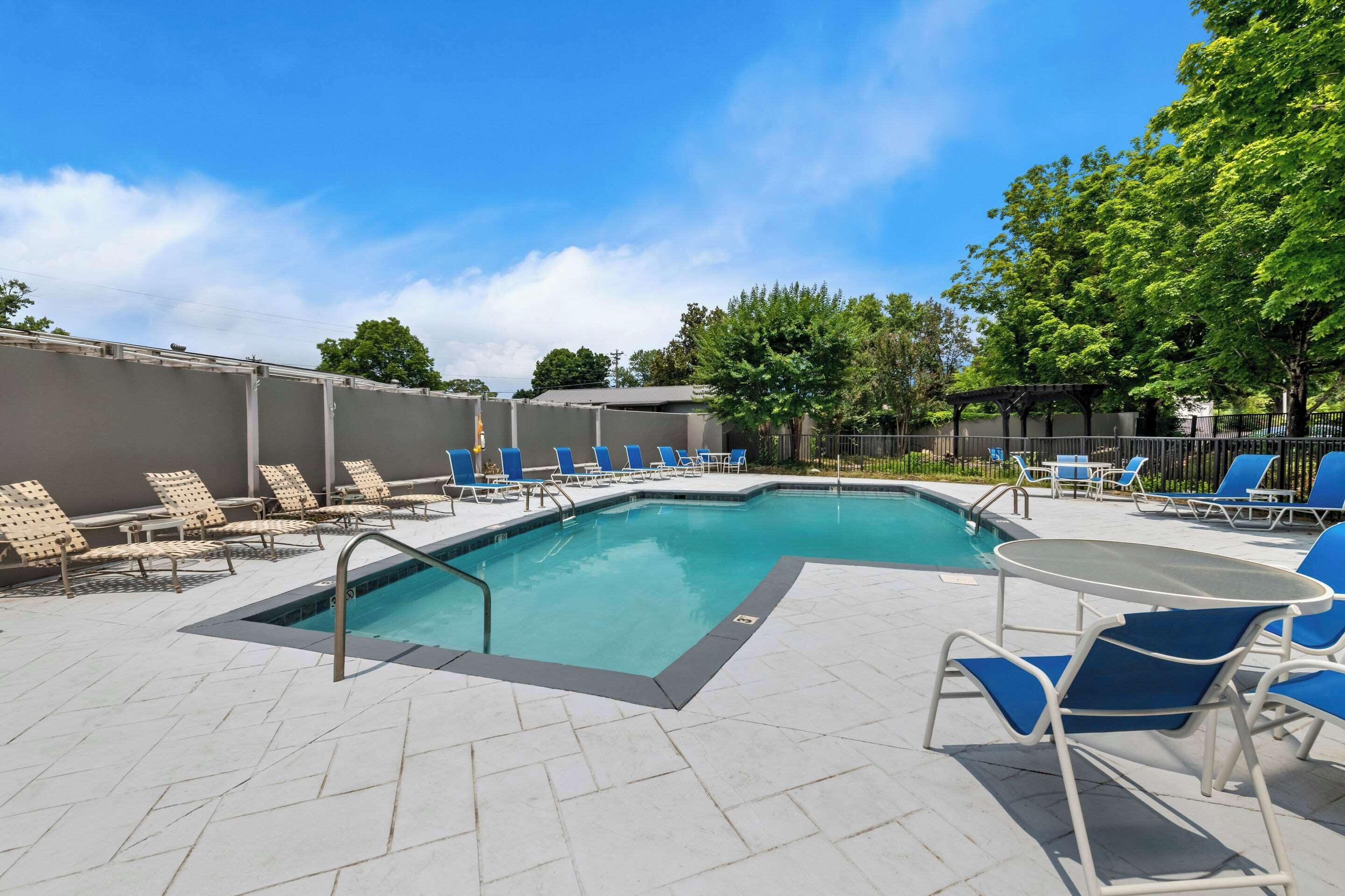 Una piscina al aire libre