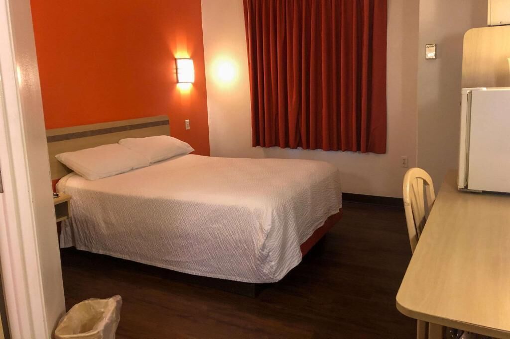 Ropa de cama de alta calidad, muebles diferentes y escritorio 