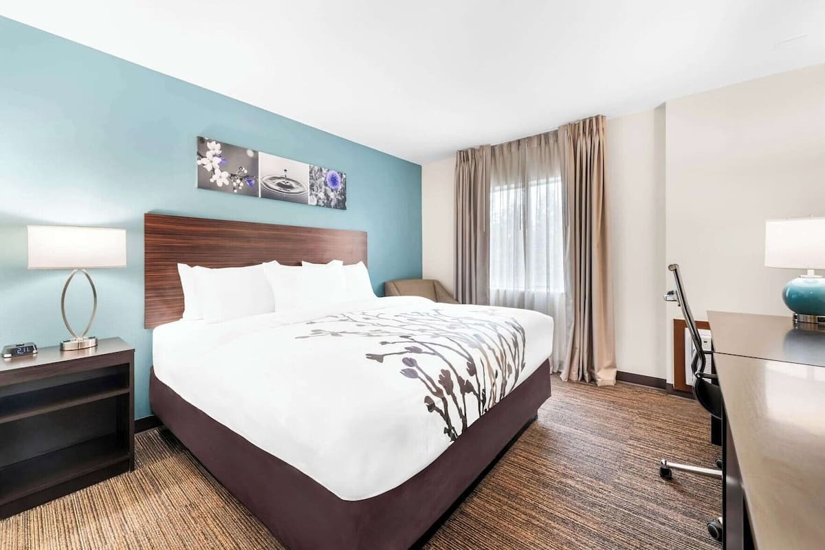 Ropa de cama de alta calidad, escritorio y cortinas blackout